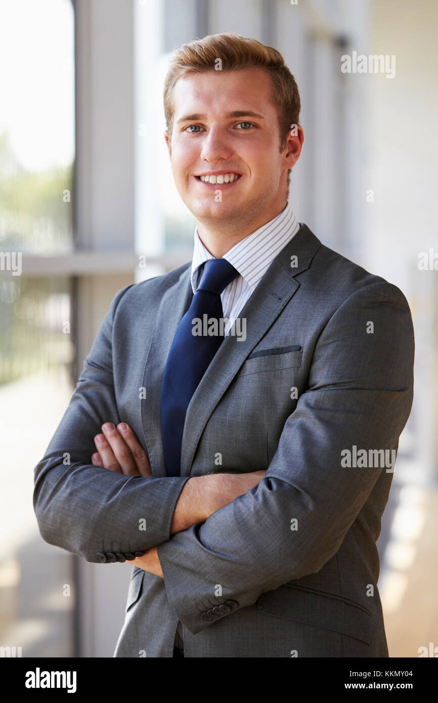 Ritratto di un giovane sorridente uomo professionale, con le braccia incrociate Foto Stock