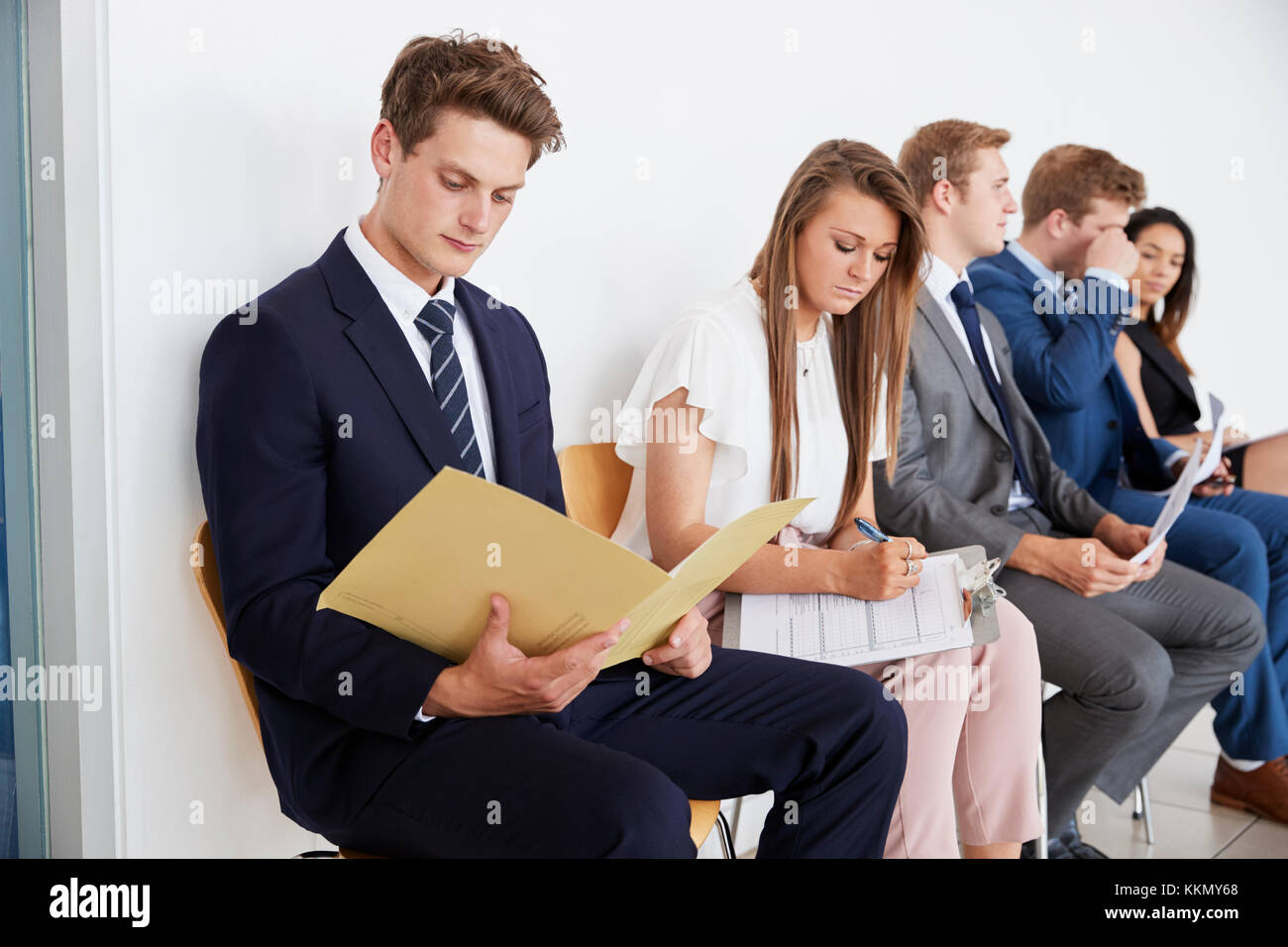 Cinque candidati sedersi in attesa di interviste di lavoro, chiudere fino Foto Stock