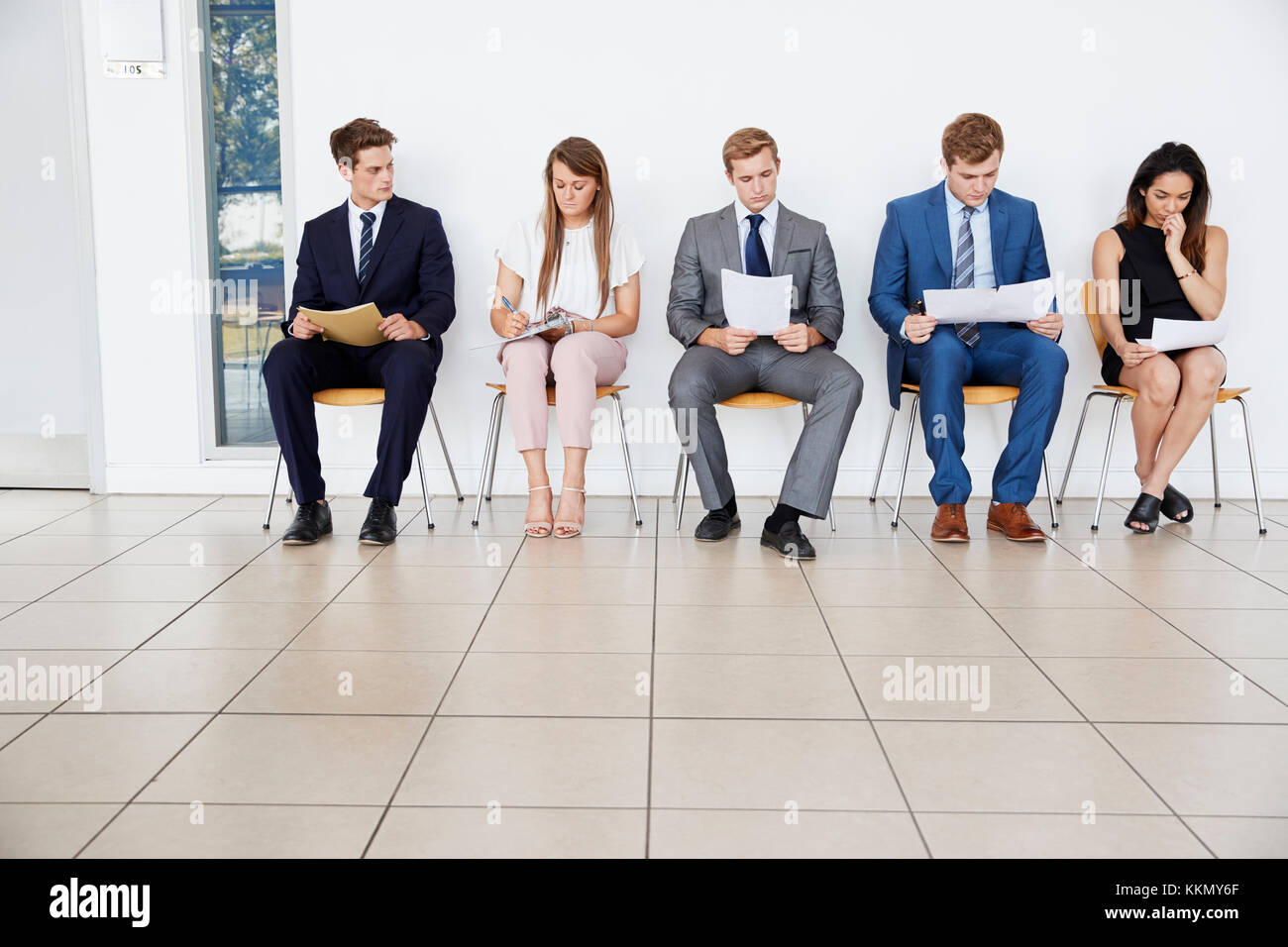 I candidati di attendere per colloqui di lavoro a piena lunghezza e spazio di copia Foto Stock