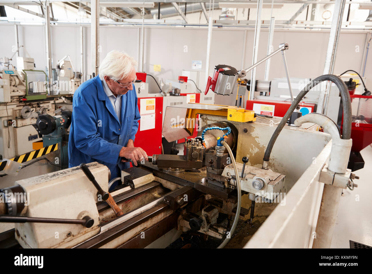 Ingegnere senior di funzionamento di macchinari industriali in una fabbrica Foto Stock