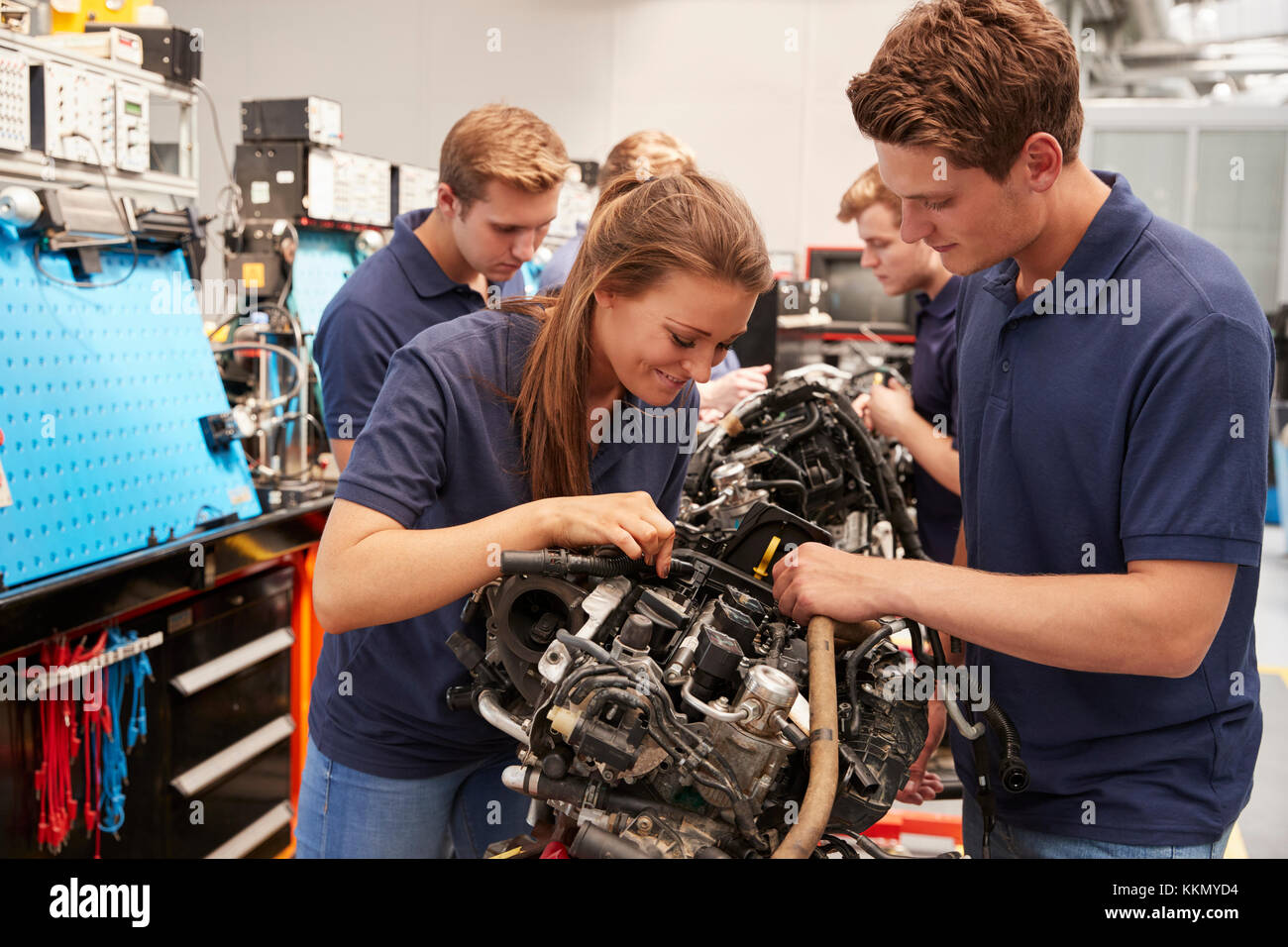 Apprendista meccanici a lavorare su un motore Foto Stock