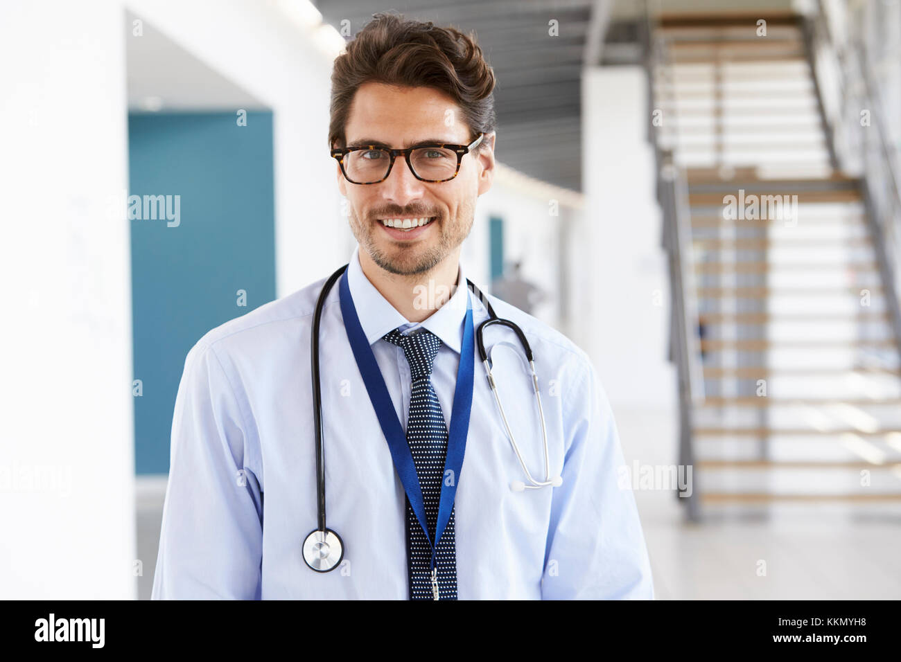Ritratto di un maschio sorridente medico con stetoscopio Foto Stock