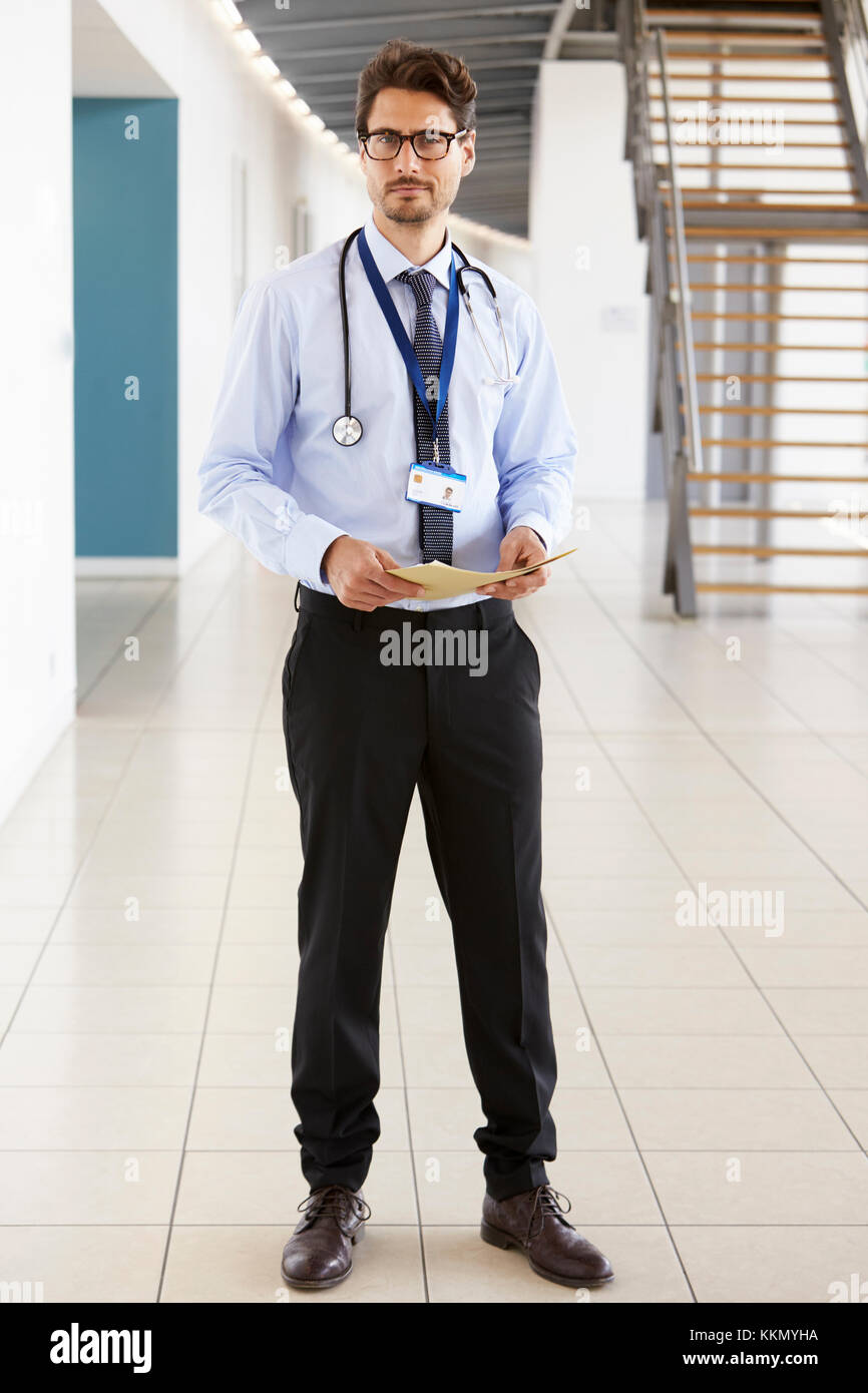 Ritratto di un giovane maschio medico tenendo note a piena lunghezza Foto Stock