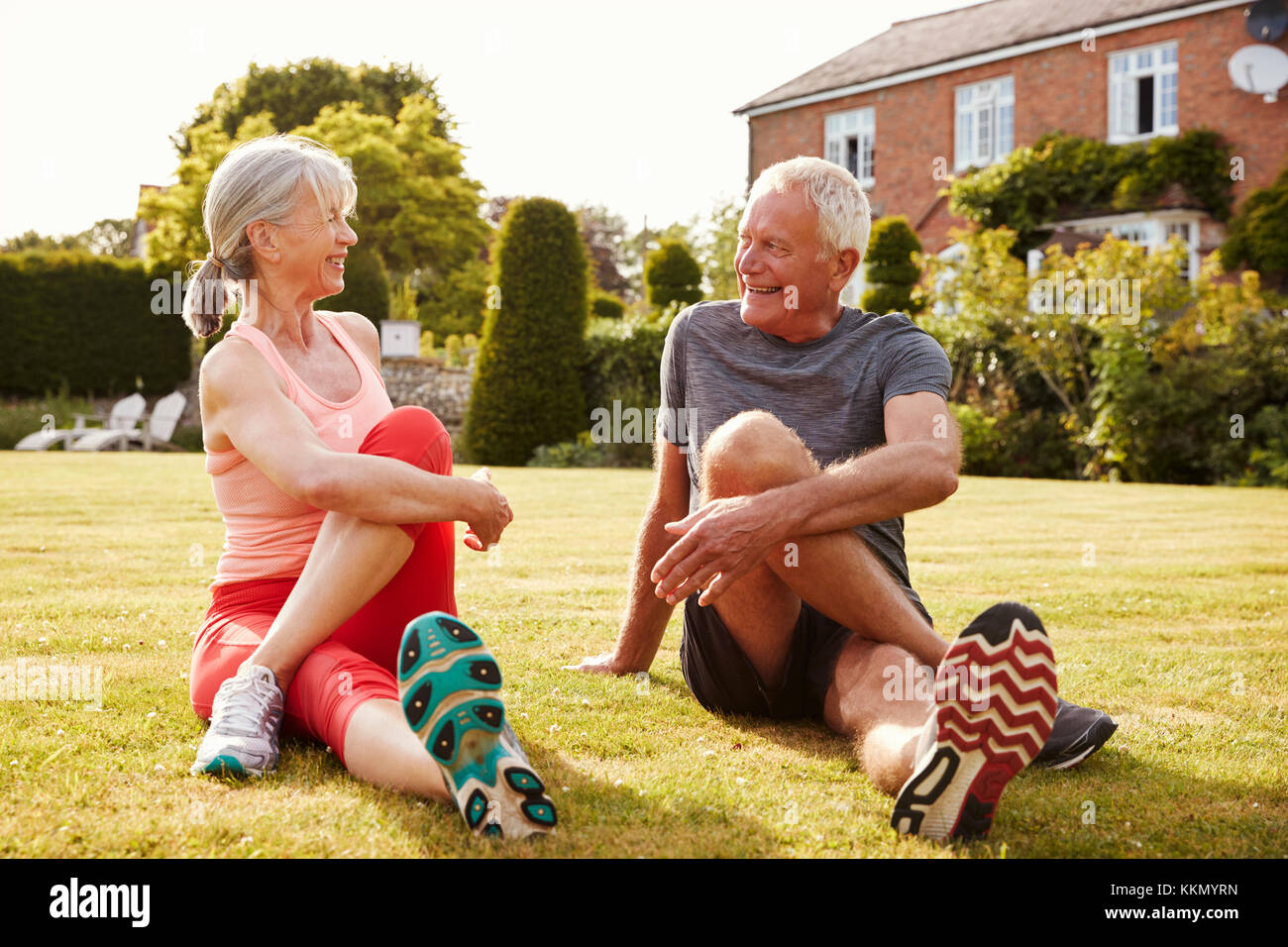 Una sana Coppia senior di esercitare nella Garden insieme Foto Stock