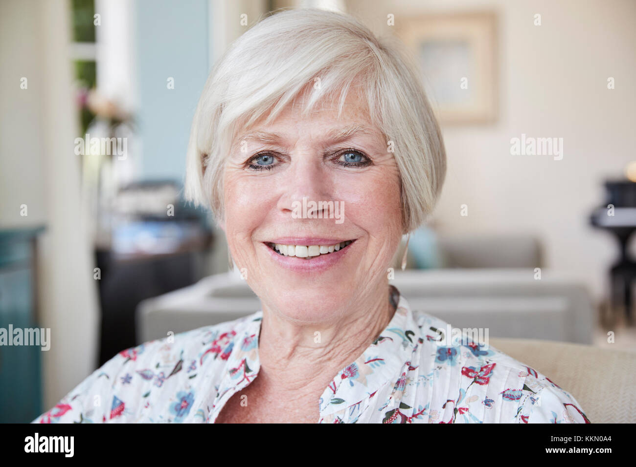 Felice senior donna sorridente alla telecamera a casa, close up Foto Stock