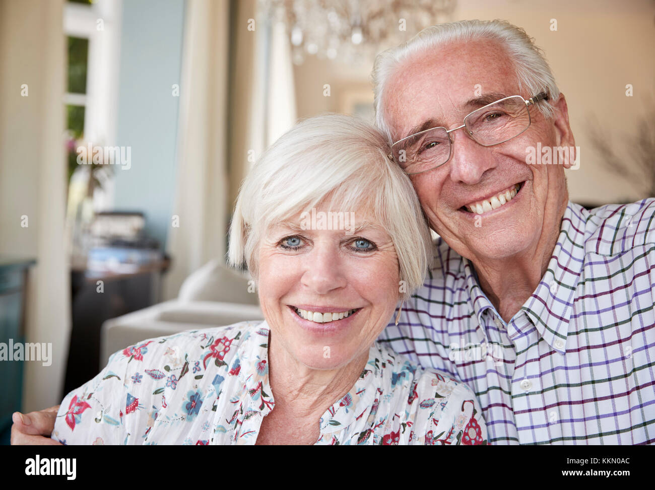 Senior felice coppia sorridente alla telecamera a casa, close up Foto Stock