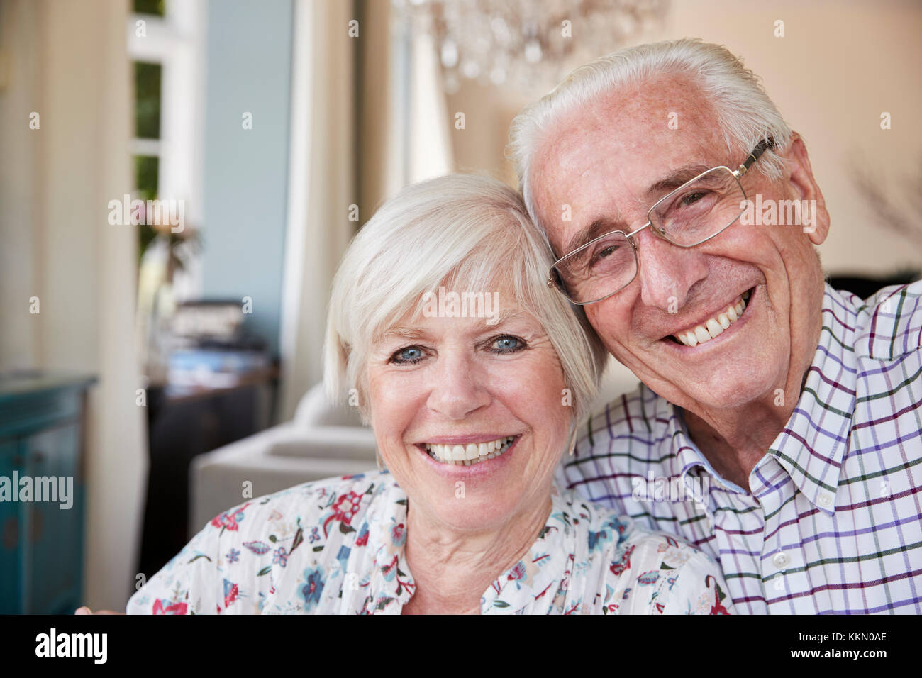 Senior felice coppia sorridente alla telecamera a casa, close up Foto Stock