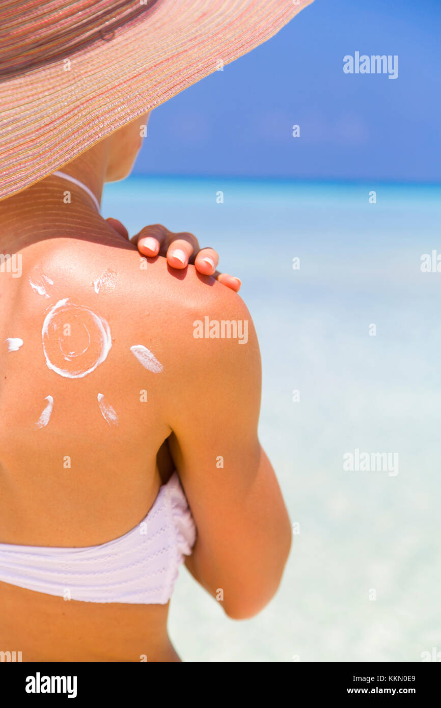 Sun dipinta con sunscreen sullo spallamento per rendere consapevoli circa l importanza di protezione quando si va in vacanza in luoghi soleggiati. Foto Stock