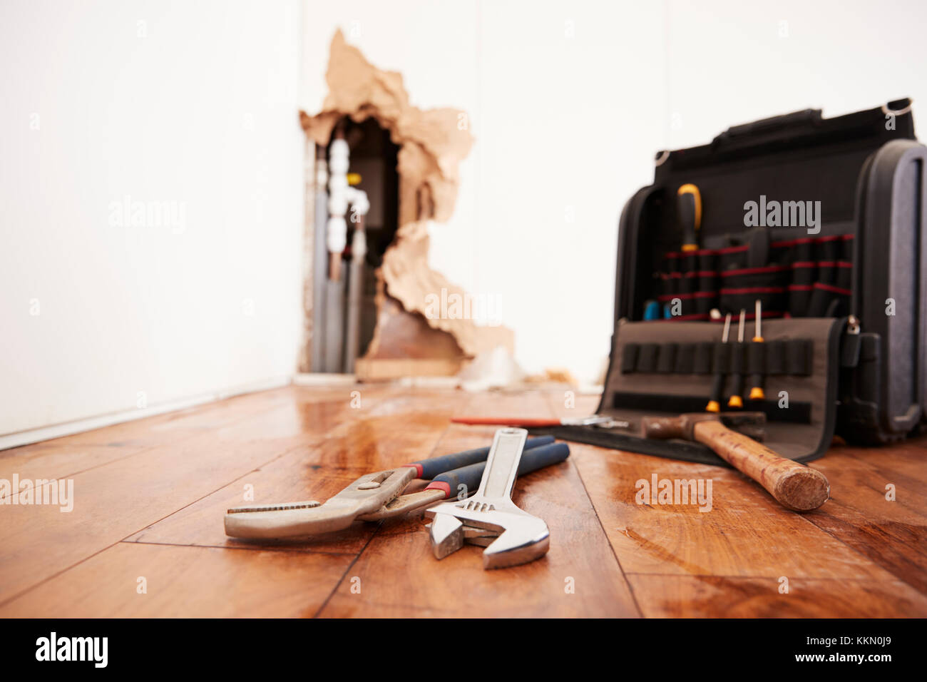 Strumenti e toolbox giacente su flood piano danneggiato Foto Stock