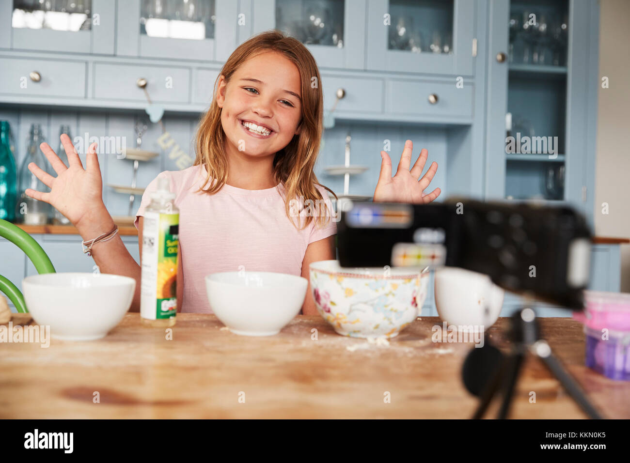 Ragazza blog video in cucina sorridente e mostra le mani Foto Stock Ragazza blog video in cucina sorridente e mostra le mani Foto Stock