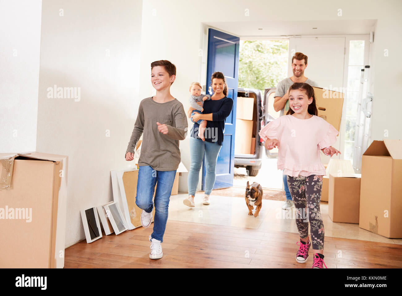 Famiglia di scatole di trasporto nella nuova casa il giorno del trasloco Foto Stock