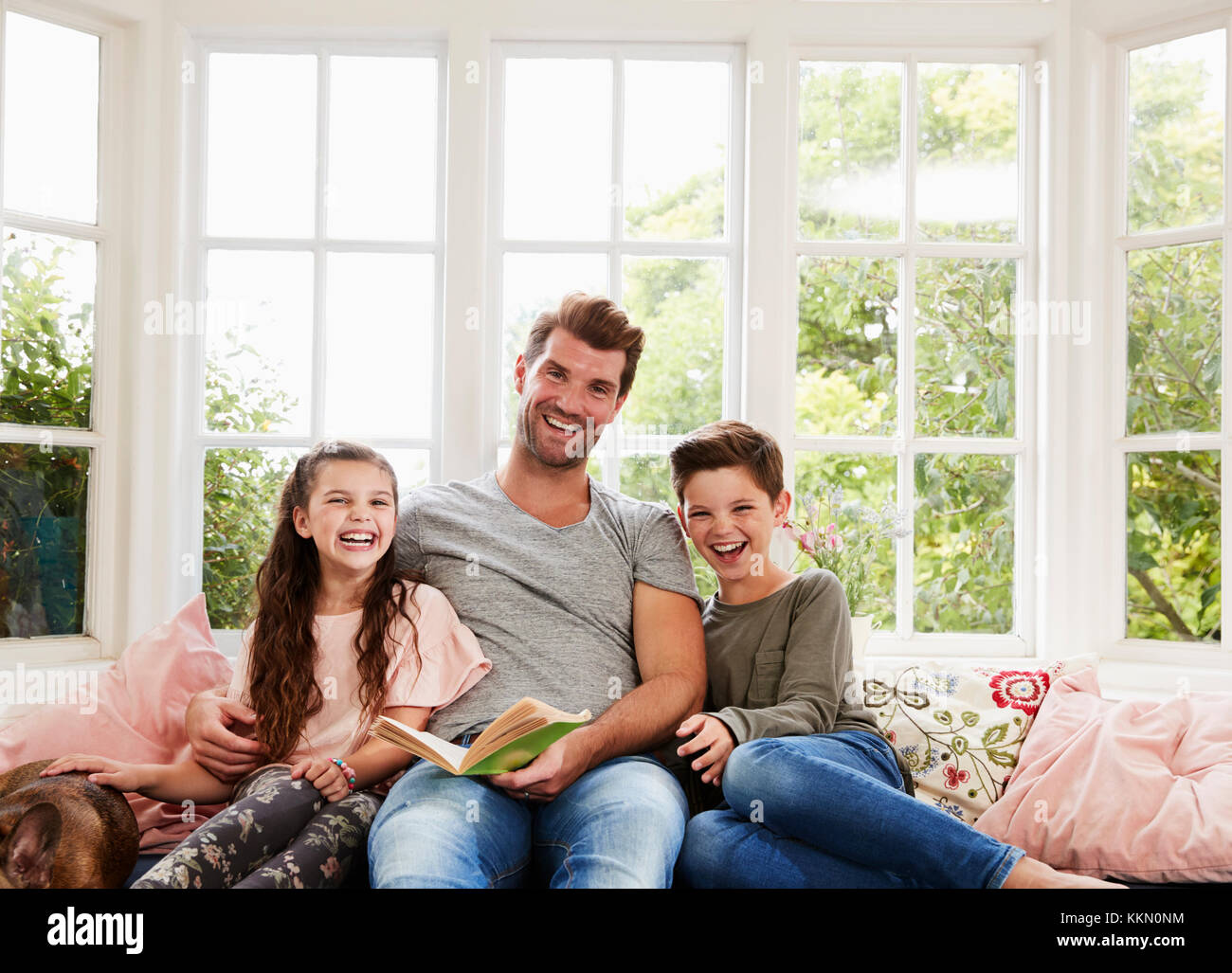 Ritratto di Padre Libro di lettura con il Figlio e la figlia a casa Foto Stock