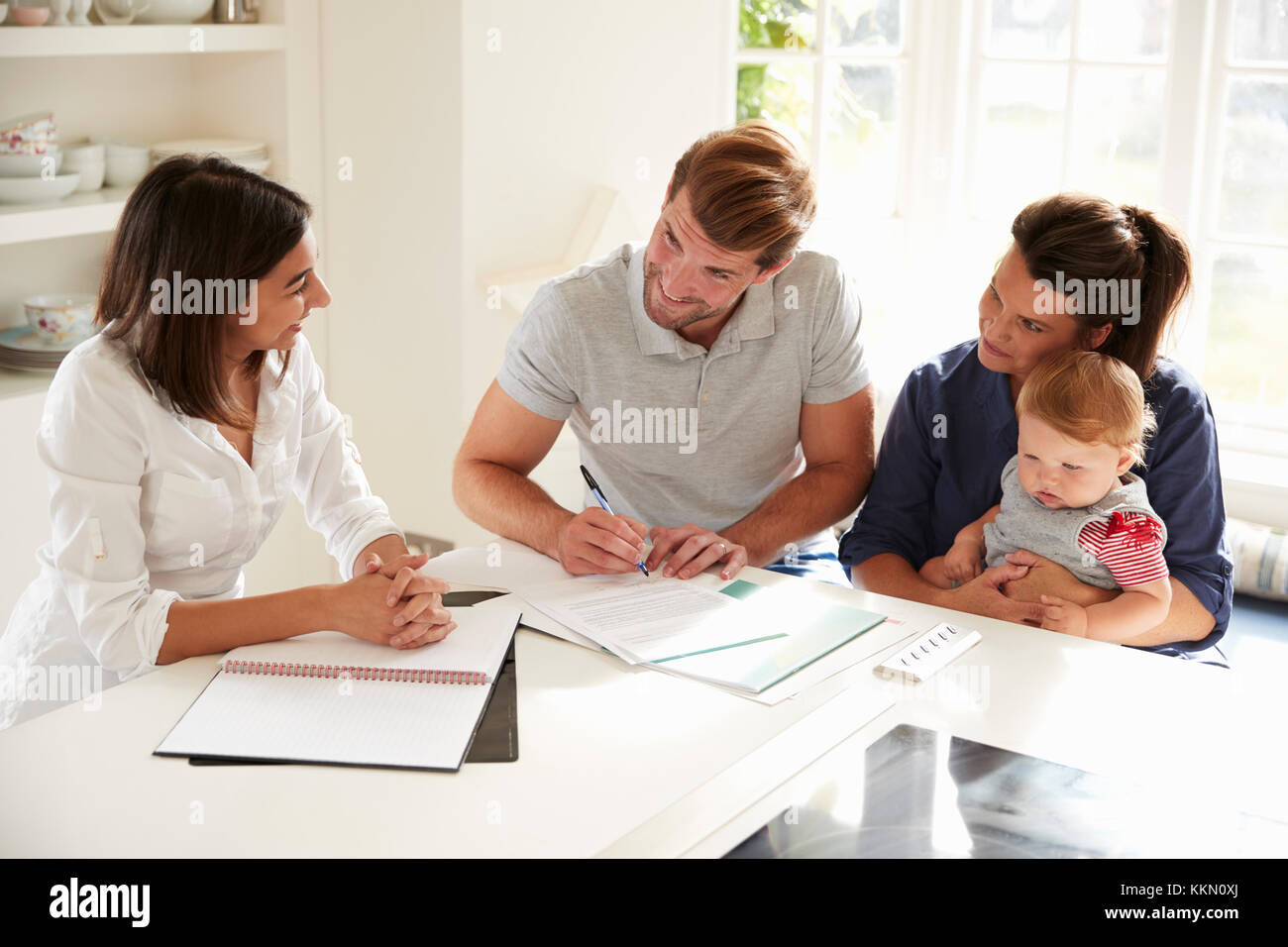 Famiglia con bambino Incontro di advisor finanziario a casa Foto Stock