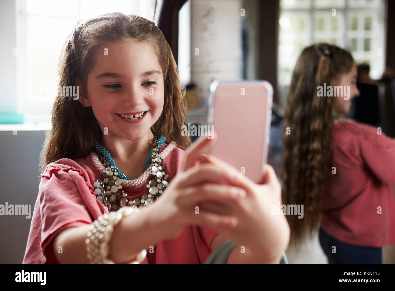 Ragazza giocare vestire il gioco tenendo Selfie sul telefono cellulare Foto Stock