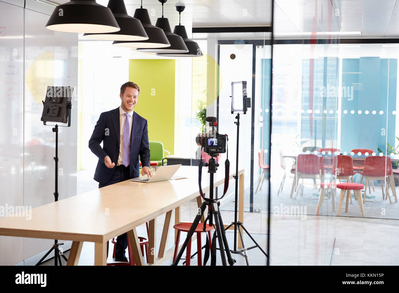 Bianco giovane uomo che fa un corporate video dimostrativo Foto Stock