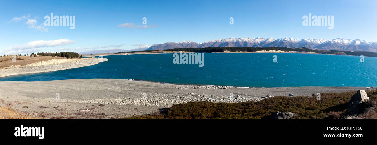 Panorama che guarda attraverso il lago Pukaki alle cime innevate della ben Ohau Range, Twizel, Canterbury, Nuova Zelanda. Foto Stock