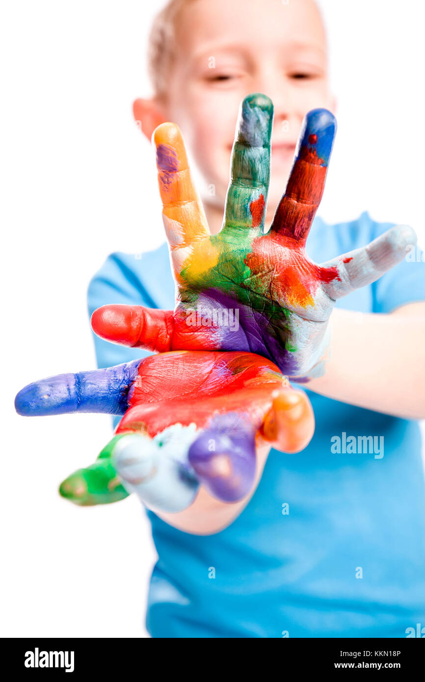 Ritratto di bambino caucasico con mani dipinte isolati su sfondo bianco Foto Stock