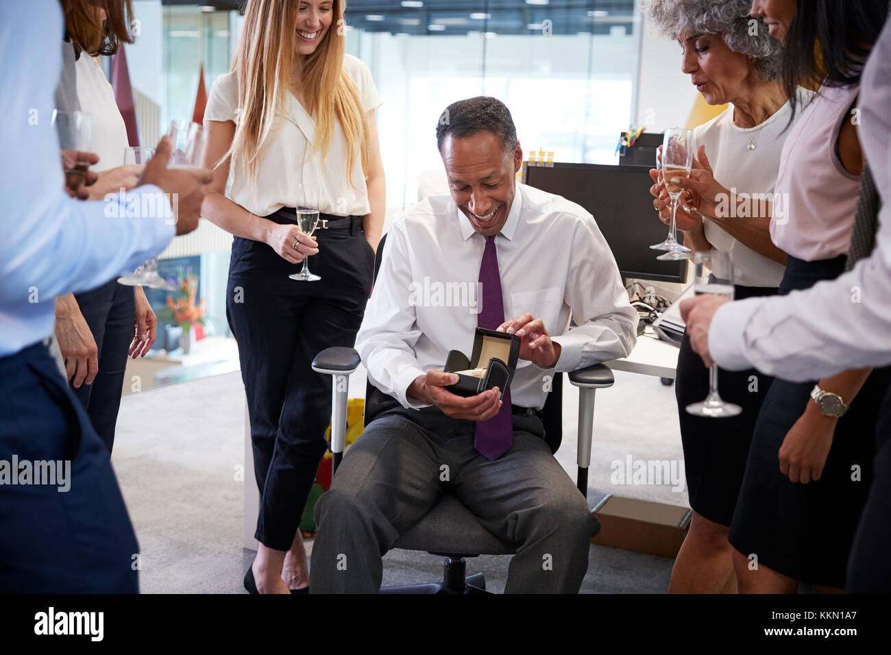 I colleghi di celebrare un collega il pensionamento in ufficio Foto Stock