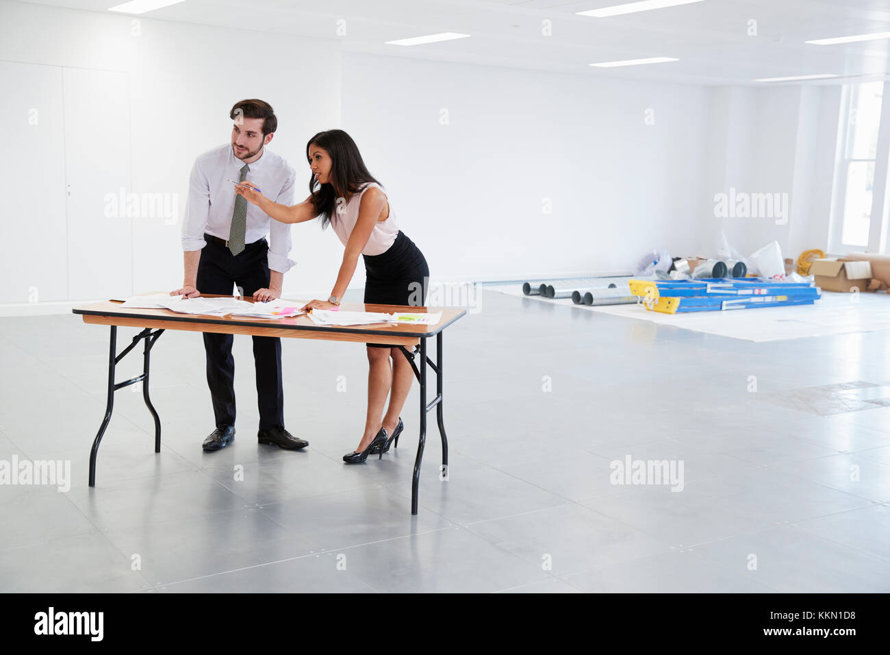 Imprenditore e la donna per discutere i piani per office design Foto Stock