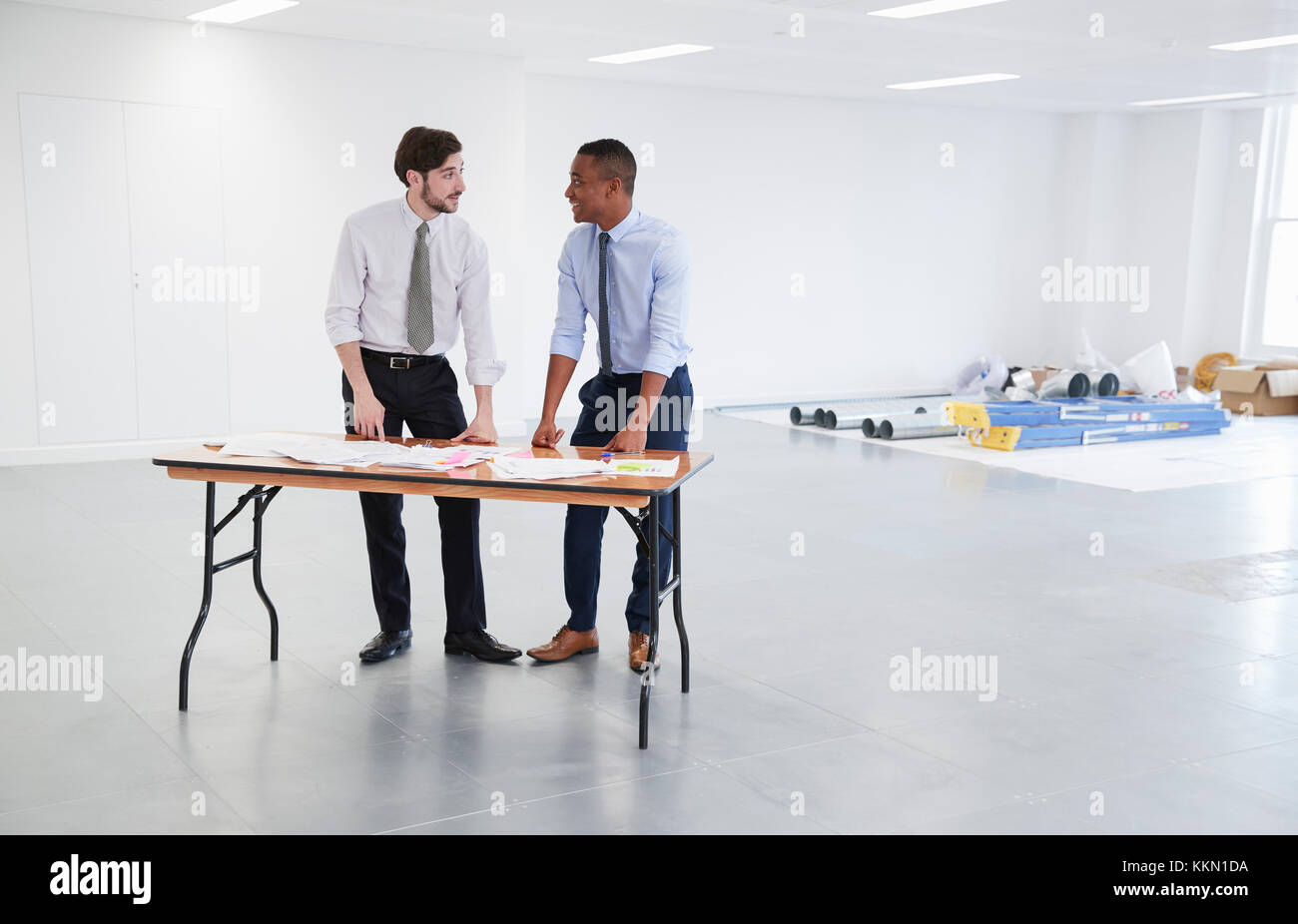 Imprenditori per discutere i piani per office interior design Foto Stock