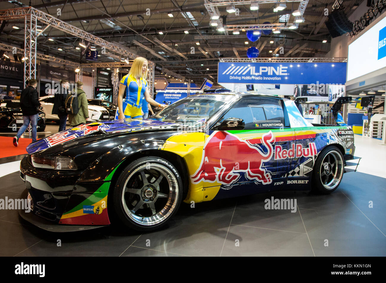 Essen, Germania. 1 dicembre 2017. Modello femminile in posa con una Red Bull racing car. Il 2017 Essen Motor Show si apre. Più di 500 espositori vetrina sono sportivo veicoli di produzione, tunining, motorsport e classic cars. Il 2017 segna il cinquantesimo anniversario del Motor Show di Essen che durerà fino al 10 dicembre. Foto Stock