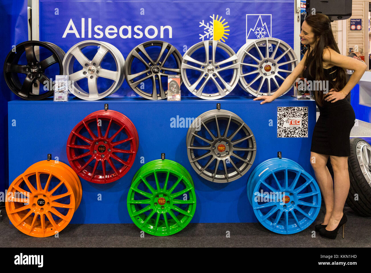 Essen, Germania. 1 dicembre 2017. Modello guardando i cerchi in lega da Speedwheels TEC. Il 2017 Essen Motor Show si apre. Più di 500 espositori vetrina sono sportivo veicoli di produzione, tunining, motorsport e classic cars. Il 2017 segna il cinquantesimo anniversario del Motor Show di Essen che durerà fino al 10 dicembre. Foto Stock