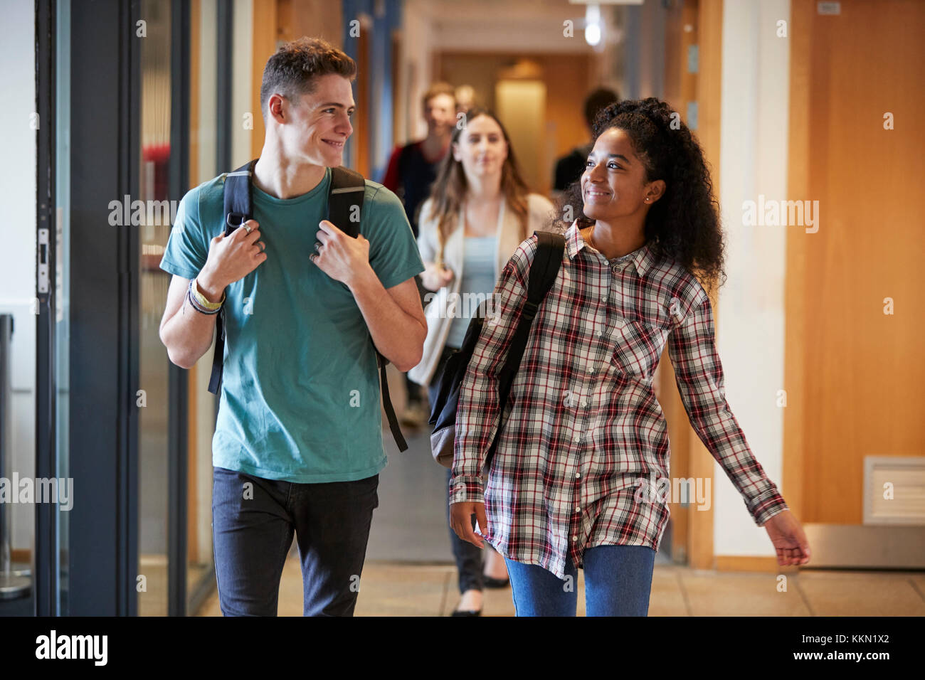 Un gruppo di studenti del college a piedi attraverso il corridoio College Foto Stock
