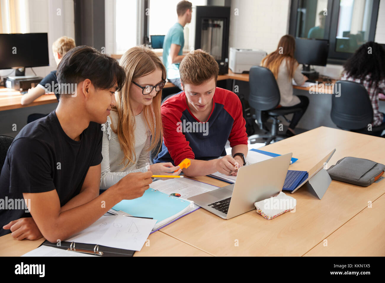 Design gli studenti che lavorano in CAD/3D laboratorio di stampa insieme Foto Stock