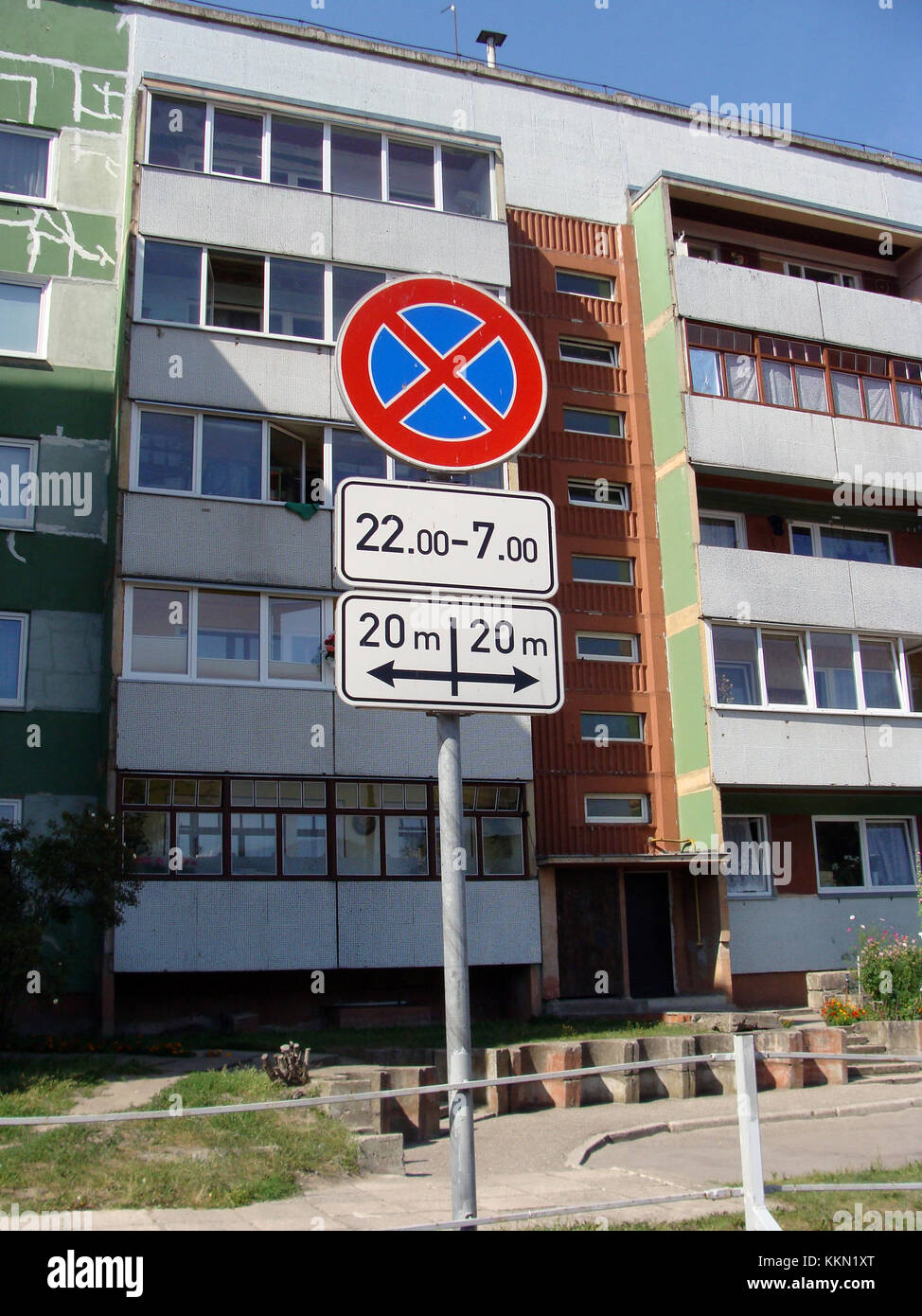 Liepaja, Lettonia - agosto 16, 2017: segno di traffico che vieta il parcheggio auto con il tempo e l'area limitata su sfondo di edificio di appartamenti. Foto Stock