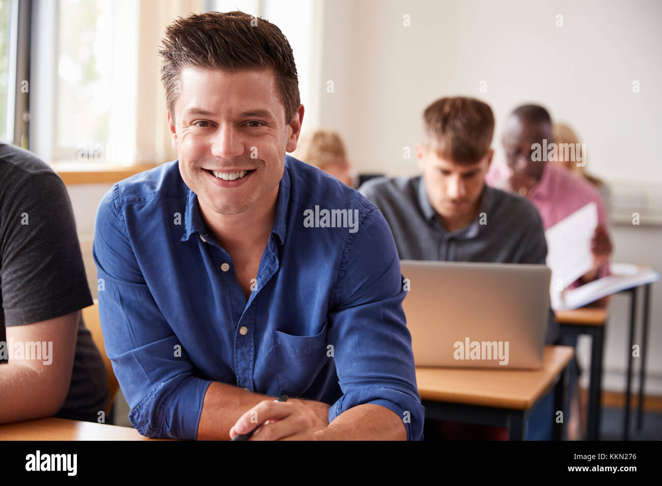 Ritratto di maschio maturo studentessa di educazione degli adulti di classe Foto Stock