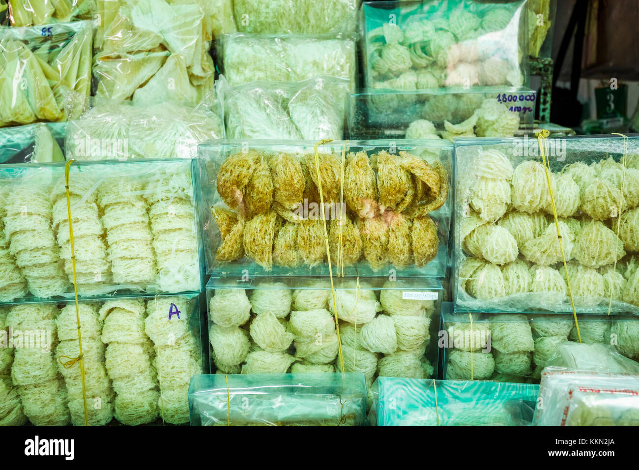 Pacchetti di essiccato nidi di uccelli di Binh Tay o Hoa Binh Mercato, Chinatown (Cholon), District 5, Saigon (Ho Chi Minh City), Vietnam del sud, sud-est asiatico Foto Stock