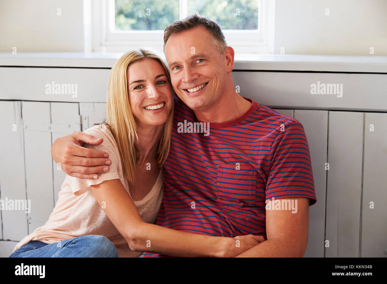 Ritratto di coppia romantica rilassante in poltrona a casa Foto Stock