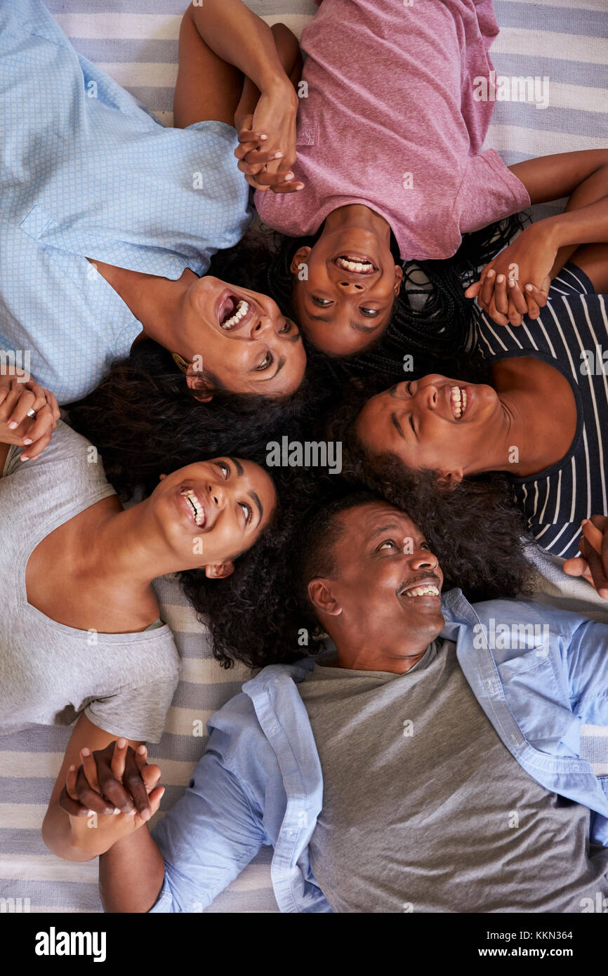 Vista aerea della famiglia con figli adolescenti giacente sul letto Foto Stock