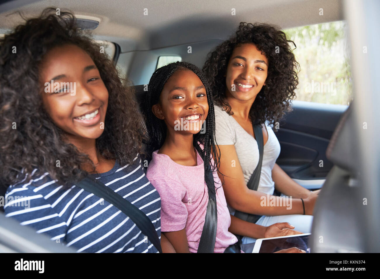 Ritratto di famiglia con figli adolescenti In auto In Viaggio Foto Stock