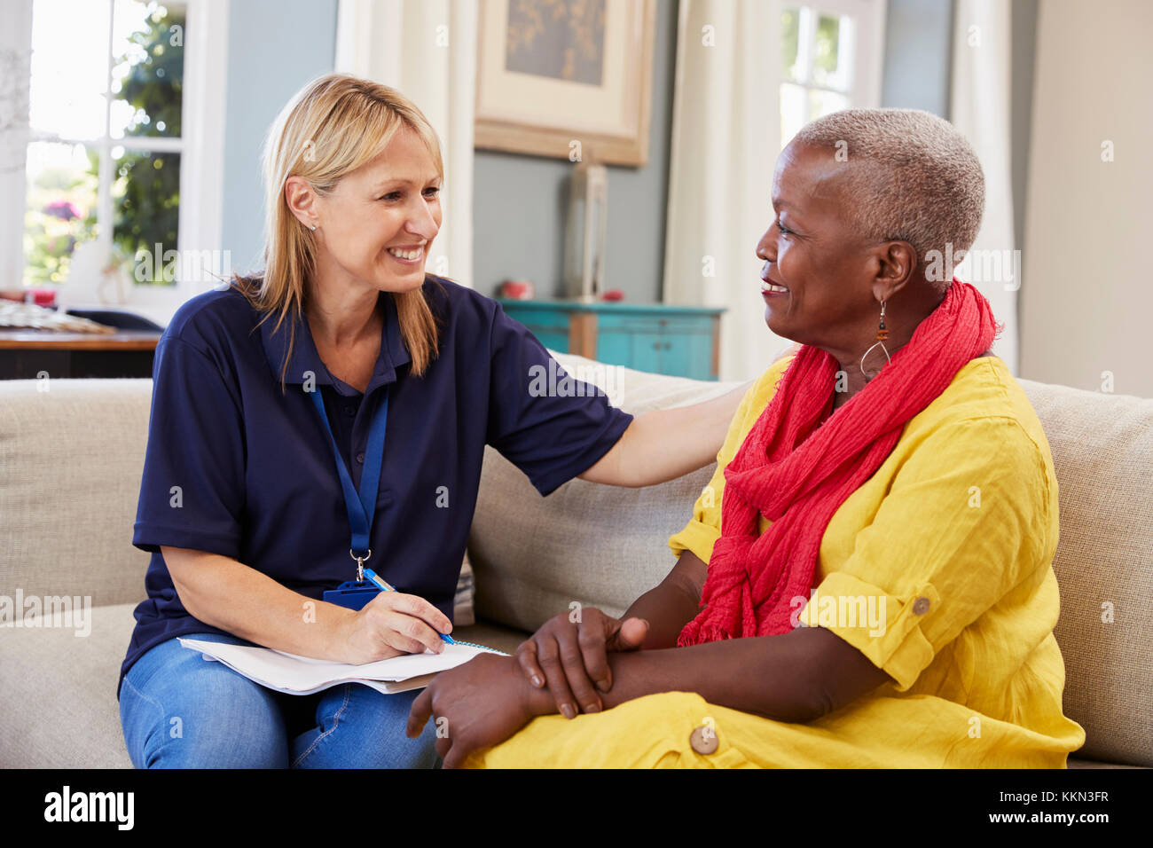 Supporto femmina visite dei lavoratori senior donna a casa Foto Stock