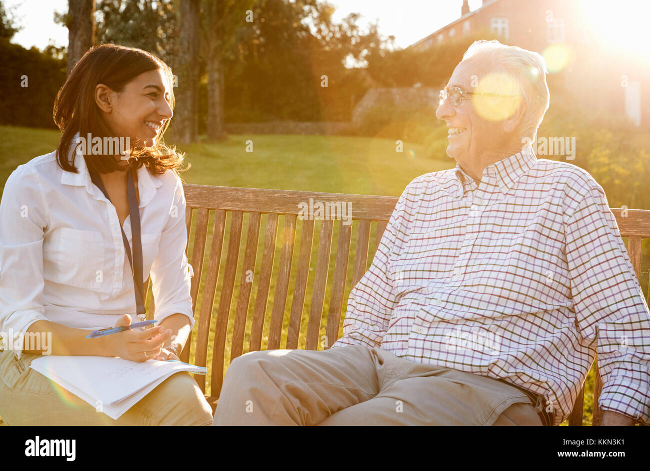 Donna visitando Senior parente maschio In Assisted Living Facility Foto Stock