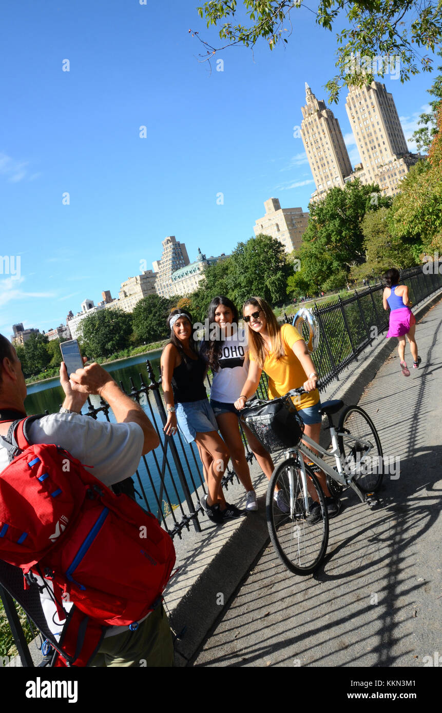 Tre femminili i ciclisti hanno le loro foto scattata sul Shuman via di corsa da Jacqueline Kennedy-Onassis serbatoio, al Central Park di New York City Foto Stock