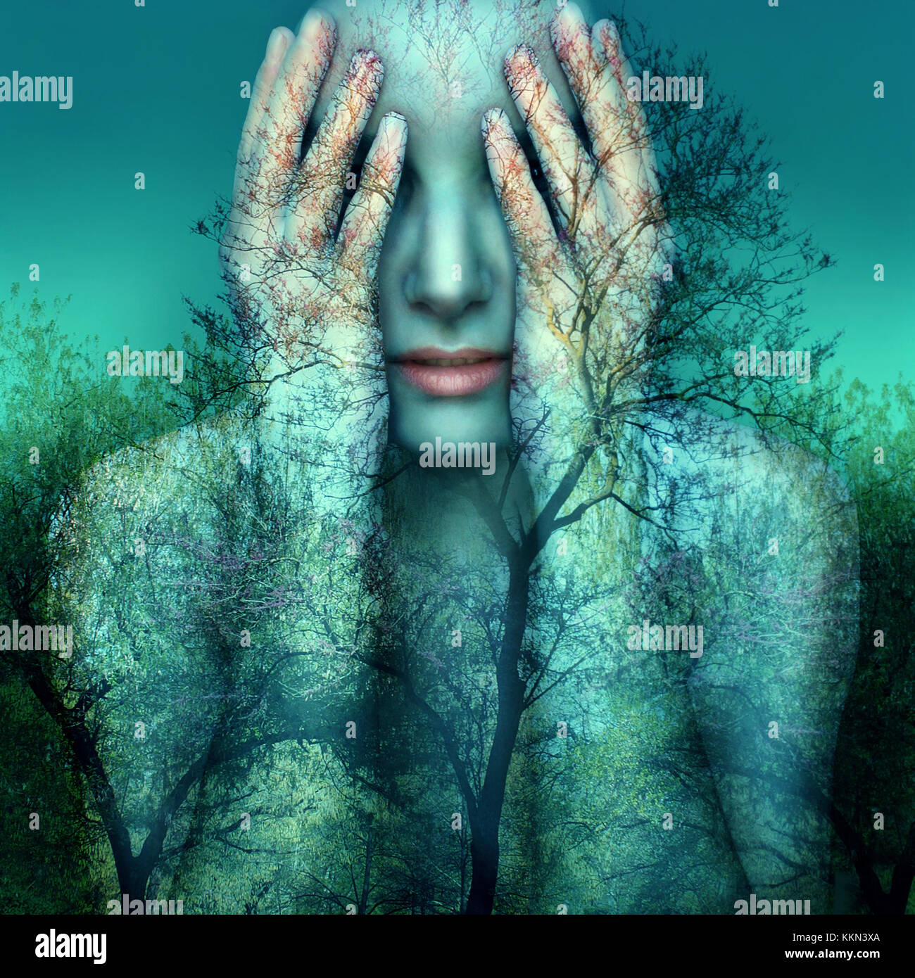 Immagine surreale e artistica di una ragazza che copre gli occhi con le mani su uno sfondo di alberi e cielo Foto Stock