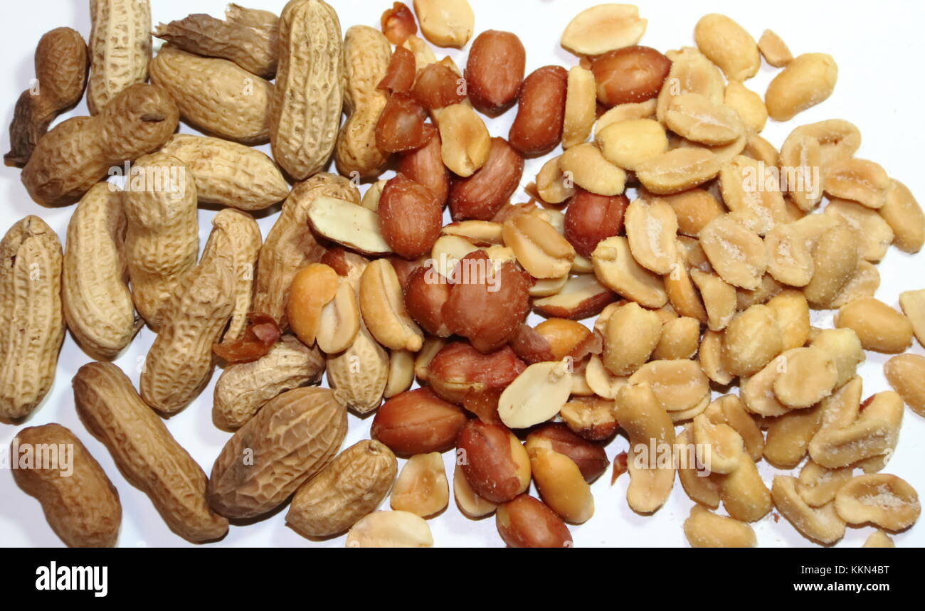 Varietà di arachidi salate con e senza buccia su sfondo bianco Foto stock -  Alamy