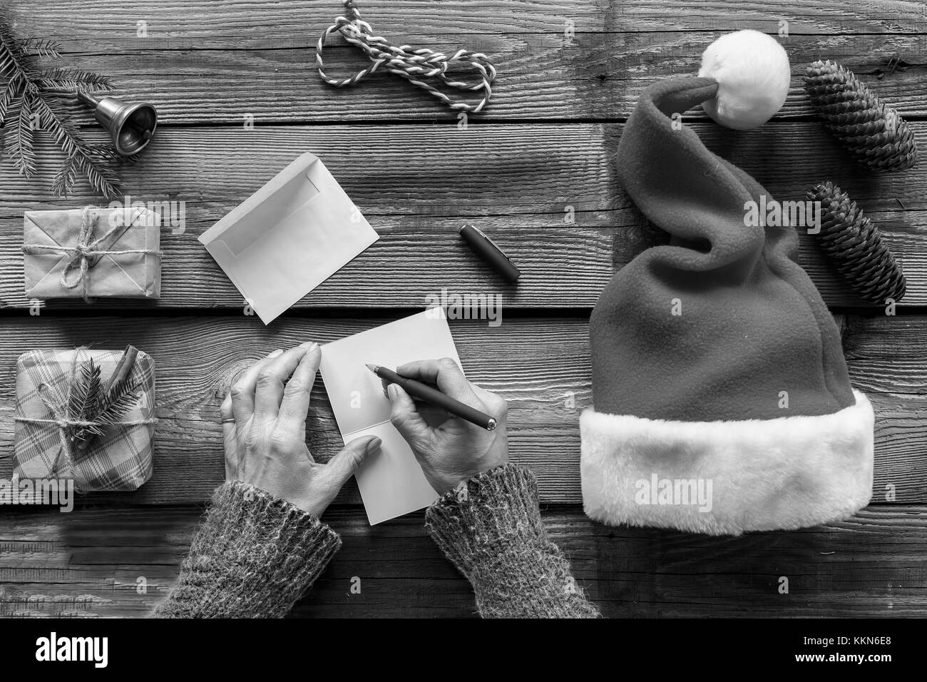 Concezione: Natale. fare regali di Natale. Un uomo scrive una lettera biglietti di auguri per la famiglia e gli amici. top veiw Foto Stock