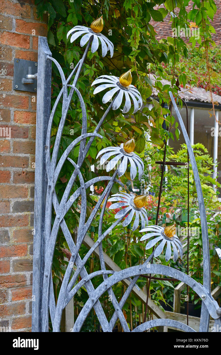 Ferro decorativo garden gate con decorazioni floreali Foto Stock