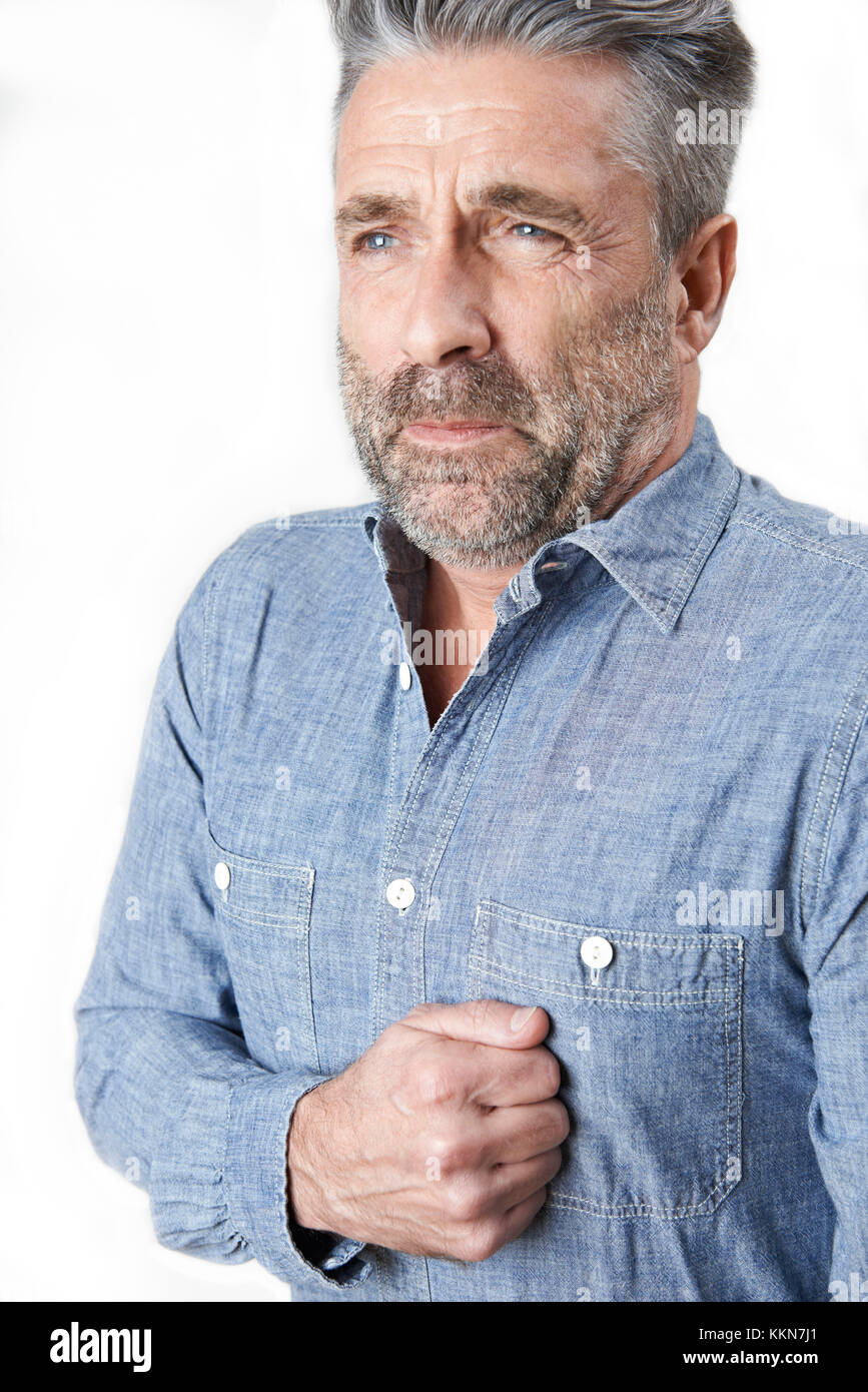Studio shot di uomo maturo la sofferenza con dolore di stomaco Foto Stock