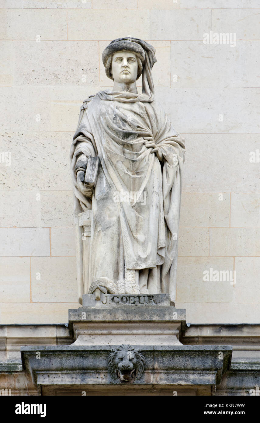 Parigi, Francia. Palais du Louvre. Statua nella cour Napoleone: Jacques Coeur (c. 1395 - 1456) commerciante francese, uno dei primi operatori commerciali tra la Francia... Foto Stock