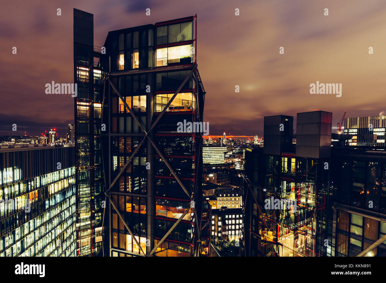 Vista aerea dei moderni e lussuosi appartamenti sullo skyline di Londra di notte Foto Stock