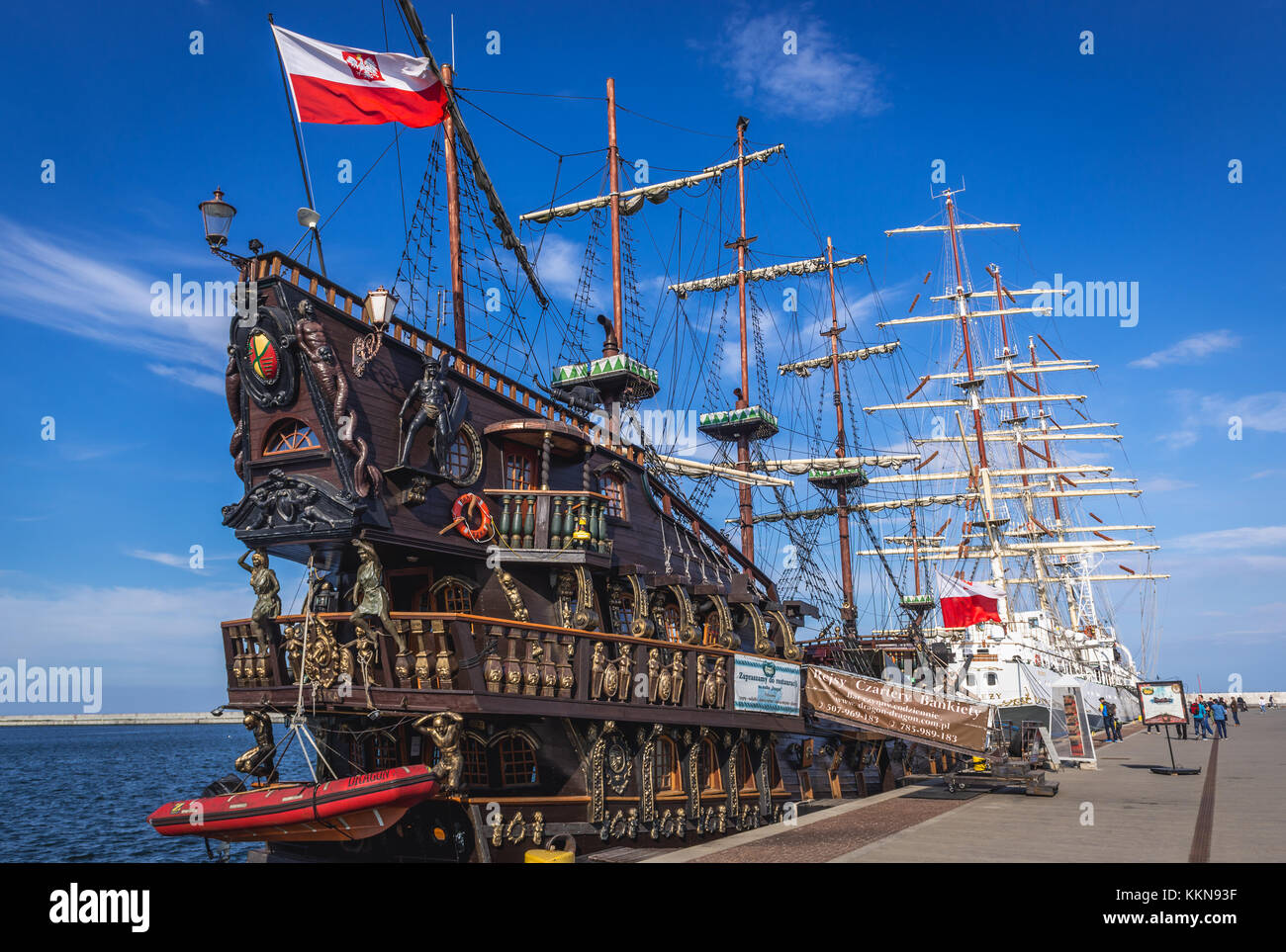 Dragon galeone nave turistica nel porto della città di Gdynia, Voivodato Pomeraniano della Polonia. STS Dar Mlodziezy (dono della Gioventù) nave sullo sfondo Foto Stock