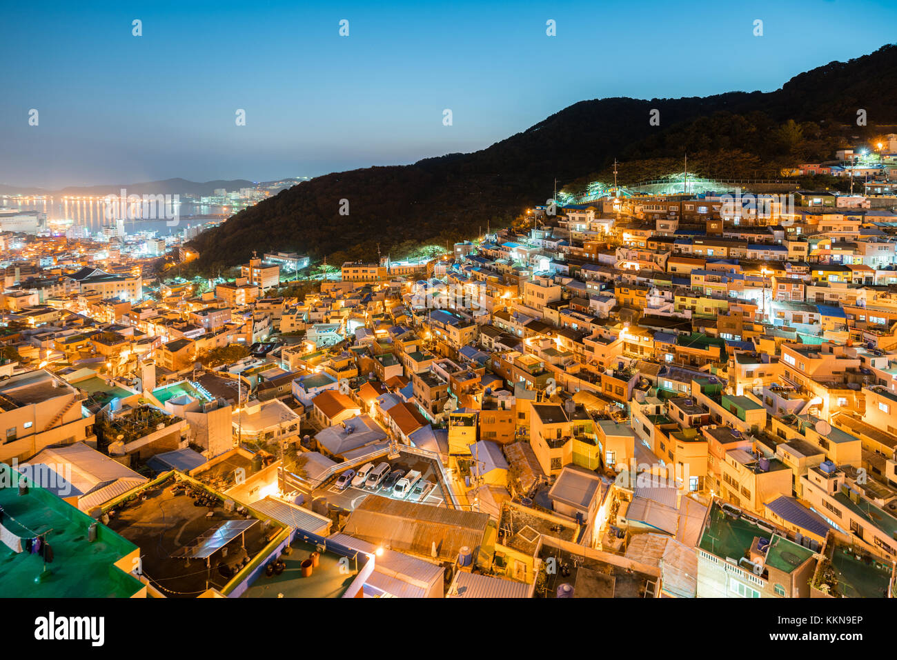 Cultura Gamcheon Village di notte a Busan, in Corea del Sud. Foto Stock