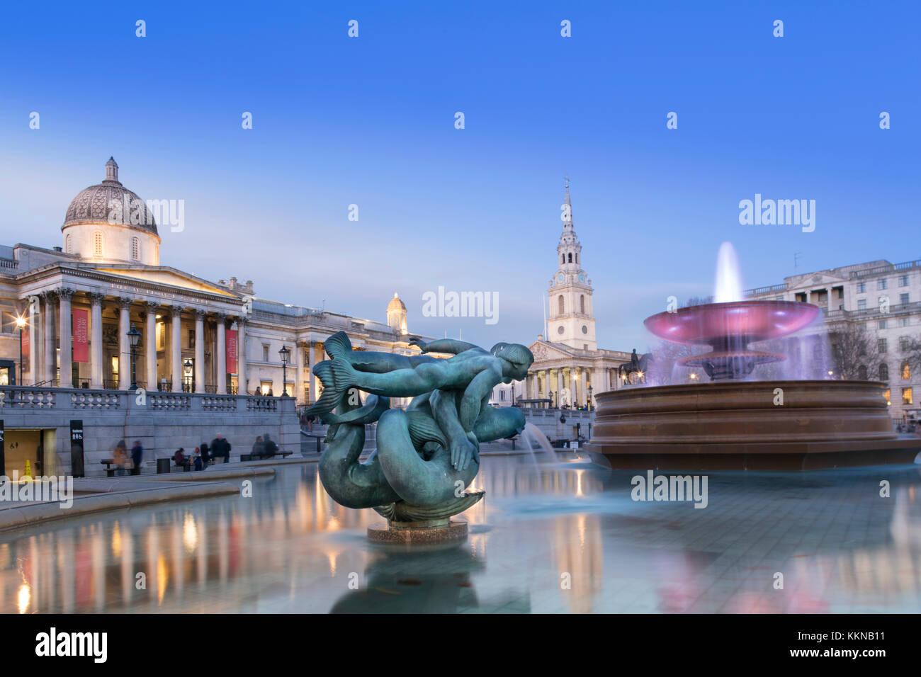 Vista di Trafalgar Square con la National Gallery St Martin nei campi chiesa e fontane da Edwin Lutyens Foto Stock