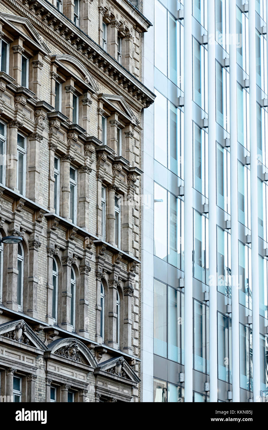Europa, Gran Bretagna, Inghilterra, Londra, stili di costruzione - City Thameslink stazione e la facciata di un edificio edoardiano ufficio Foto Stock