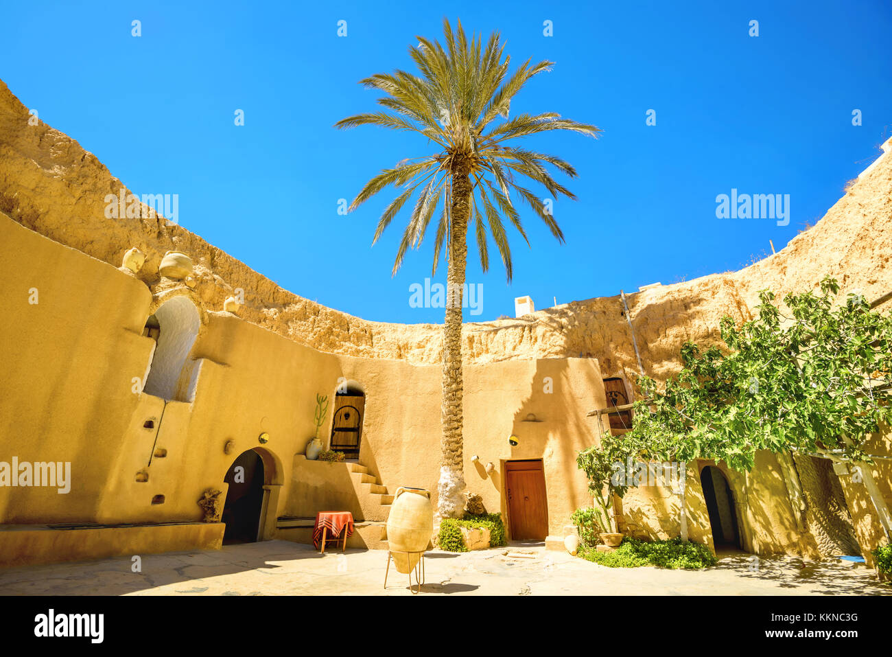Cortile del berbero abitazioni sotterranee. matmata, Tunisia, Nord Africa Foto Stock