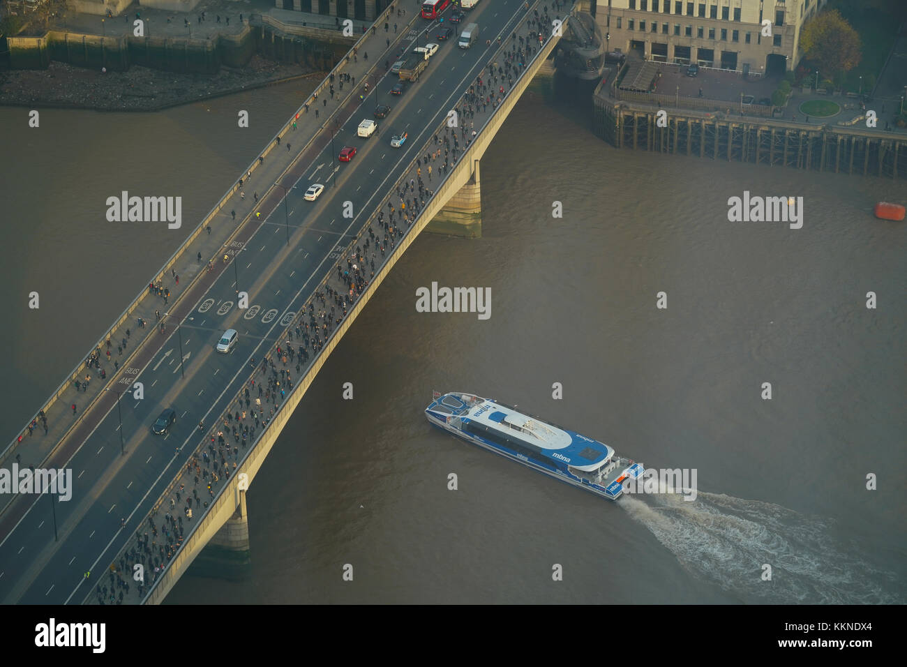 Una vista di una imbarcazione turistica passando sotto il ponte di Londra, dove centinaia di lavoratori sono pochi a lavorare. da una serie di foto di Londra prese dal al Foto Stock